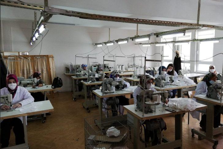 Öğretmen ve öğrencilere maske üretiyorlar G3