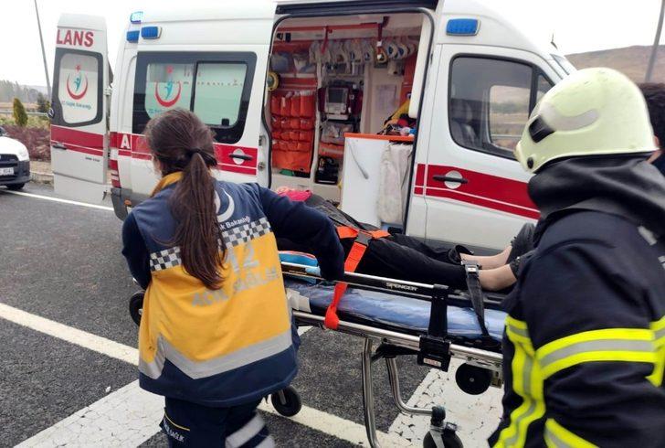 Kamyonet kamyona arkadan çarptı: 3 yaralı G1