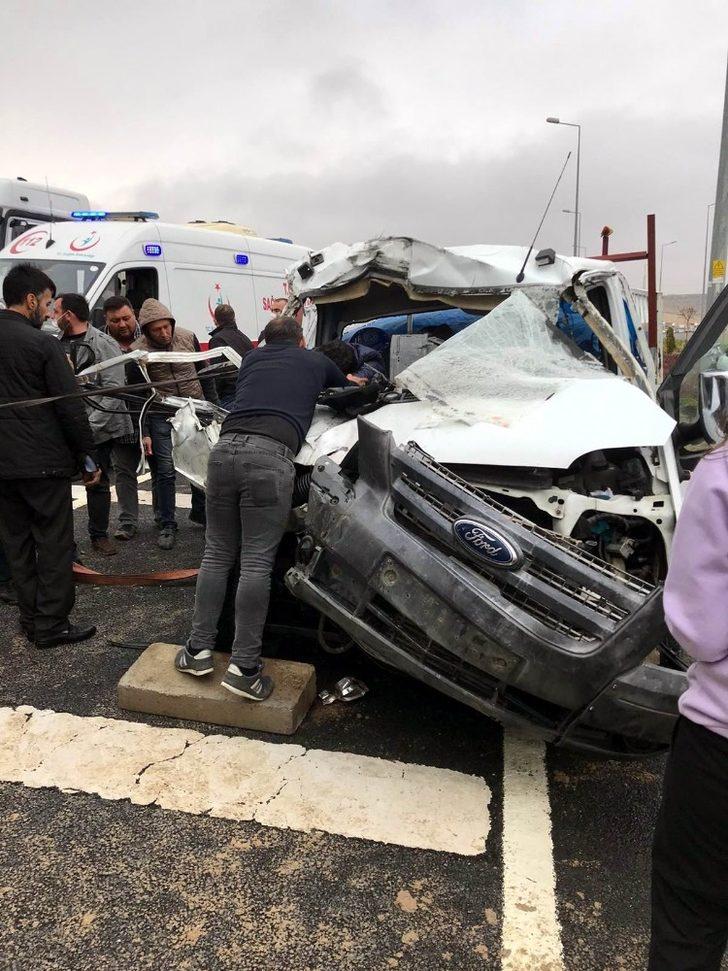 Kamyonet kamyona arkadan çarptı: 3 yaralı G2