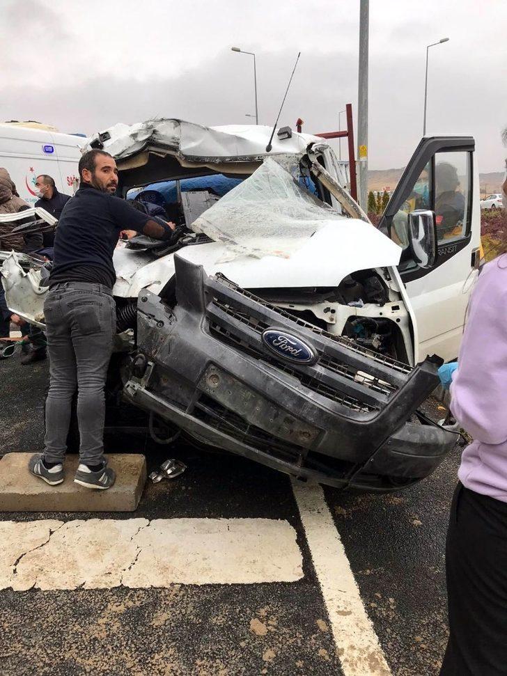 Kamyonet kamyona arkadan çarptı: 3 yaralı G3