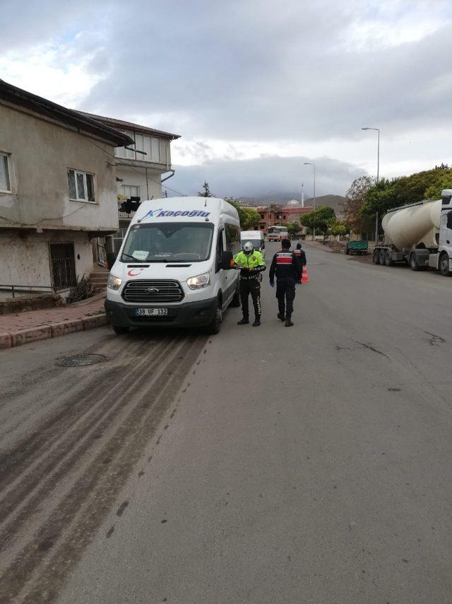 Yeşilhisar’da korona virüs tedbirleri kapsamında toplu taşıma araçları ve öğrenci servisleri denetlendi