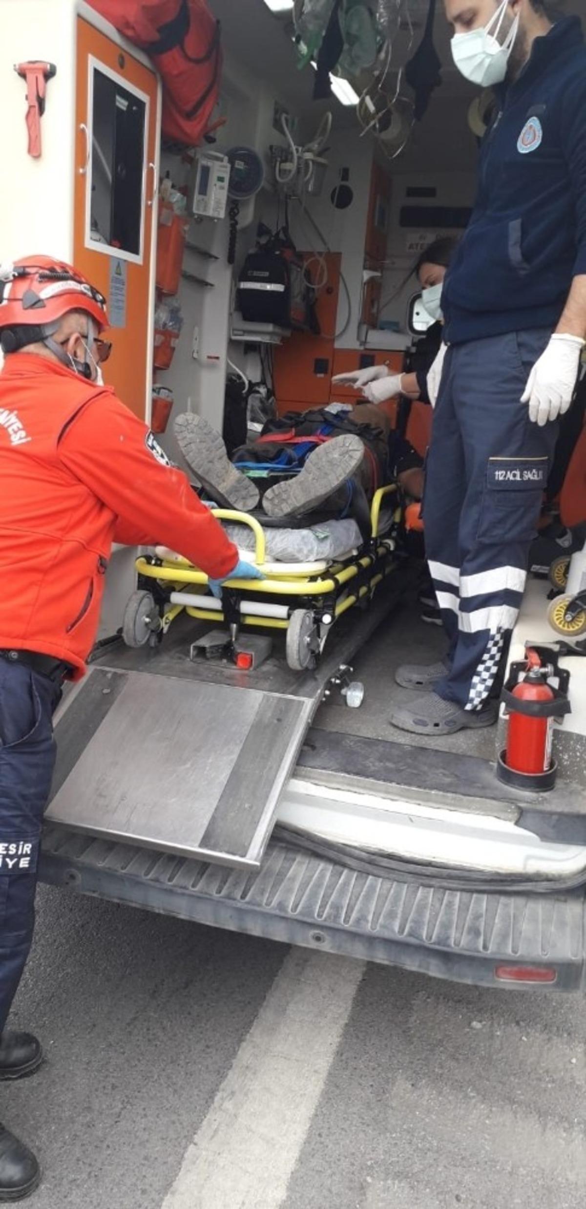 Kamyonette sıkışan s&uuml;r&uuml;c&uuml;y&uuml; itfaiye kurtardı