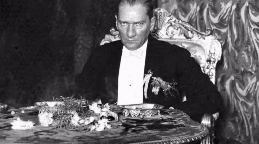 10 Kasım Ulu Önder Atatürk anılıyor... En güzel 10 Kasım şiirleri, Atatürk'ü anma mesajları ve Atatürk'ün az bilinen fotoğrafları!