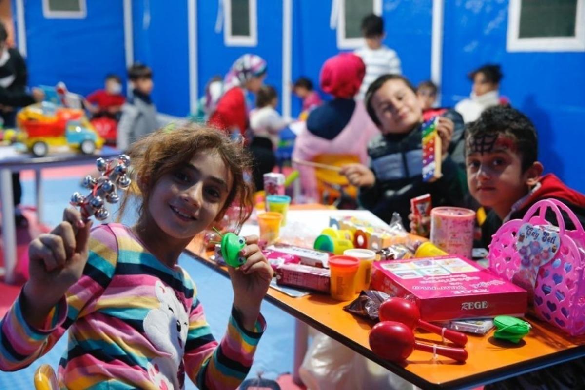 Konak Belediyesinin oyun &ccedil;adırları &ccedil;ocukların y&uuml;z&uuml;n&uuml; g&uuml;ld&uuml;rd&uuml;