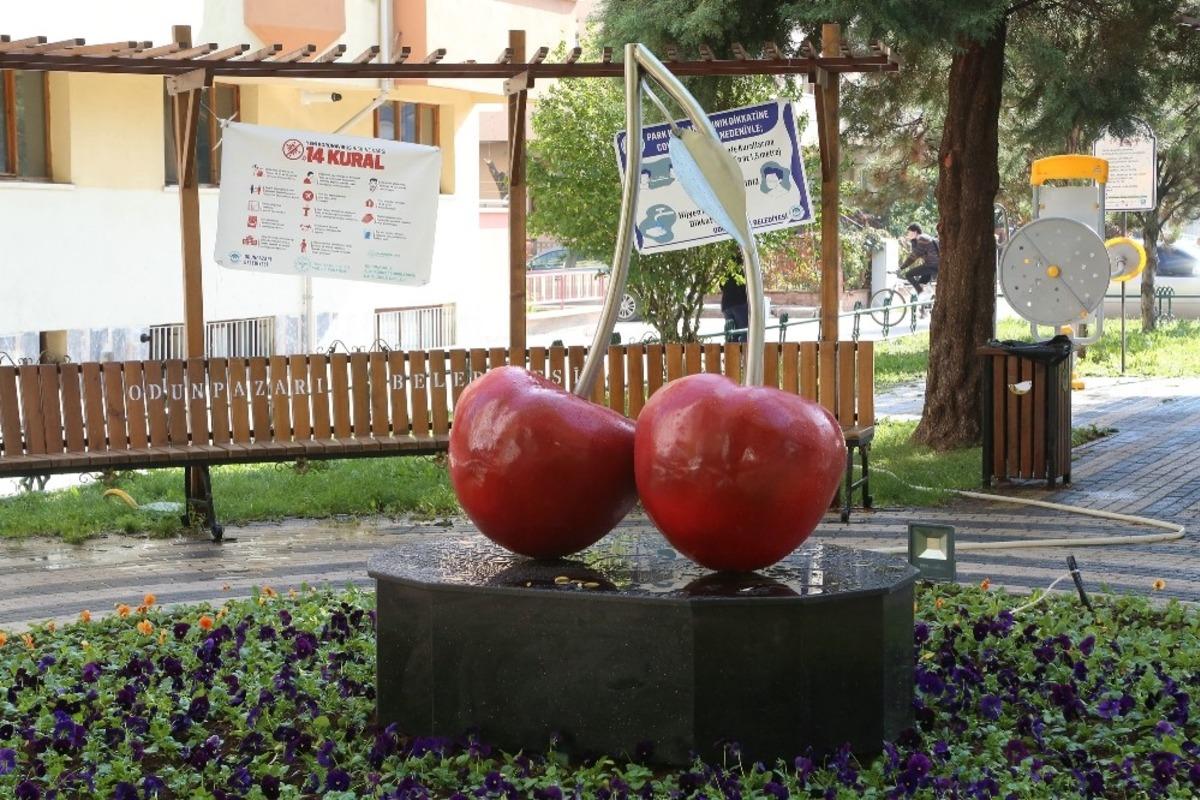 Odunpazarı&rsquo;ndan Vişnelik Mahallesi&rsquo;ne &ldquo;Vişne Heykeli&rdquo;