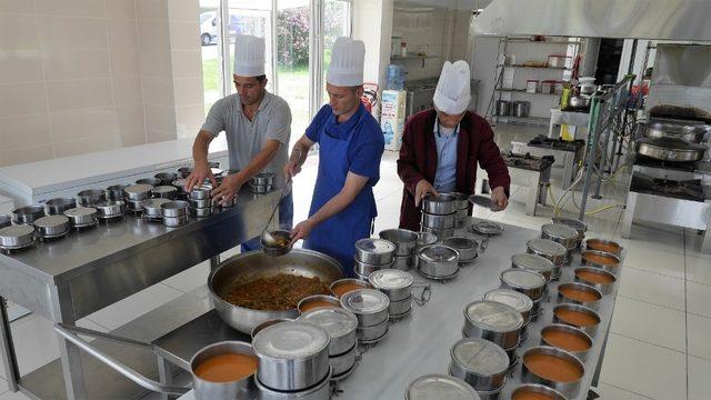 Başiskele’de kimsesizlere sıcak yemek hizmeti