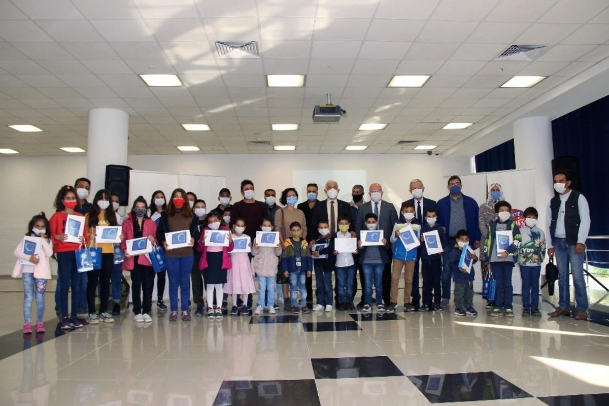 B&uuml;y&uuml;kşehir&rsquo;in &ouml;ğrencilere tablet dağıtımı devam ediyor