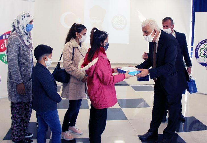 Büyükşehir’in öğrencilere tablet dağıtımı devam ediyor G3