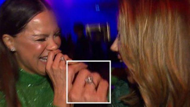 Ebru Şallı'nın tektaş yüzüğü Cem Yılmaz'dan mı?