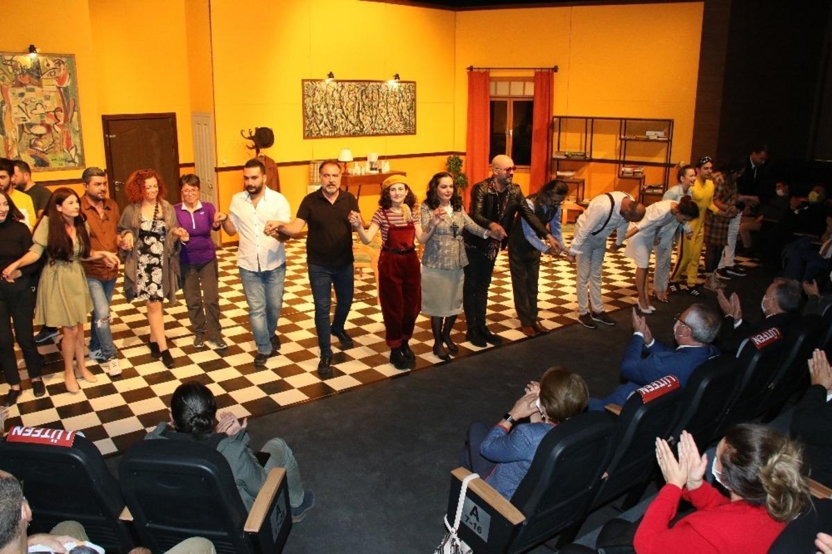 Yıldız Kenter Sahnesi &rsquo;Takıntılar&rsquo; oyunuyla &rsquo;Perde&rsquo; dedi