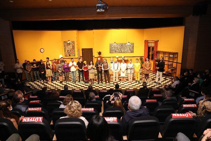 Yıldız Kenter Sahnesi ’Takıntılar’ oyunuyla ’Perde’ dedi G4