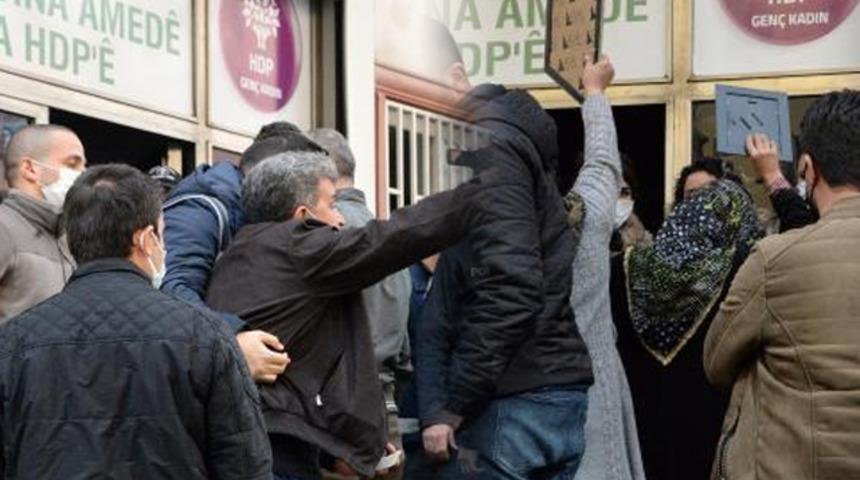 Diyarbakır'da HDP İl Başkanlığı önünde gerginlik! Aileler içeri girmek istedi