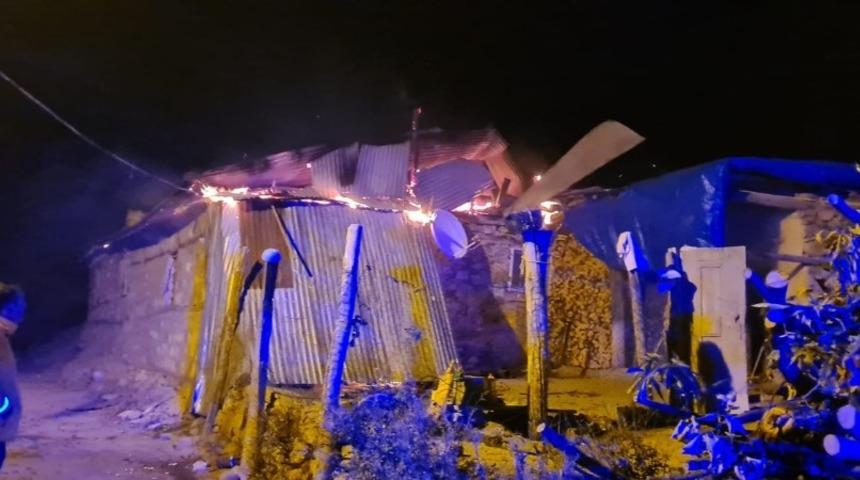 Yangında, evleri küle dönen aile destek bekliyor