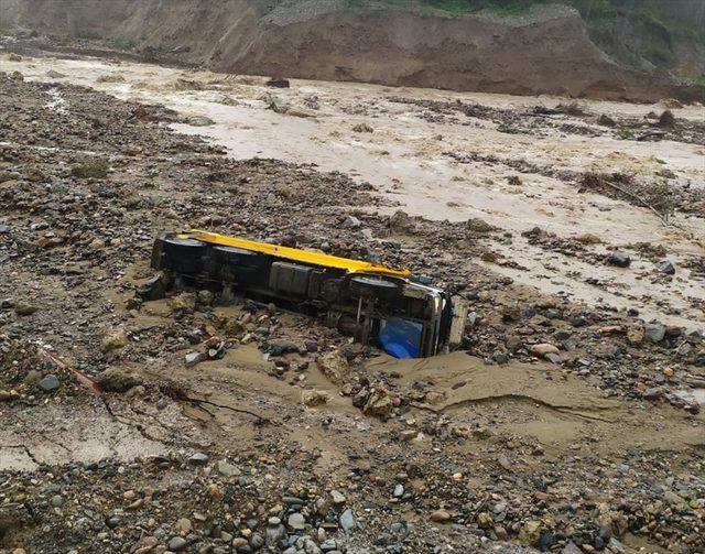 Giresun'da sağanak yol ve iş makinelerine zarar verdi