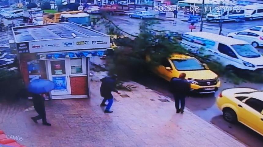 Bir anda üzerine devrildi! Korkunç anlar