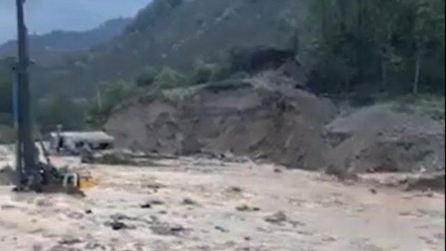 Köprü inşaatı şantiyesini sel vurdu, iş makineleri selde sürüklendi