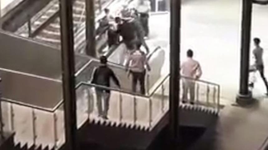 Marmaray'da linç girişimi! Kadın güvenlik görevlisine hakaret eden kişi vatandaşlar tarafından dövüldü
