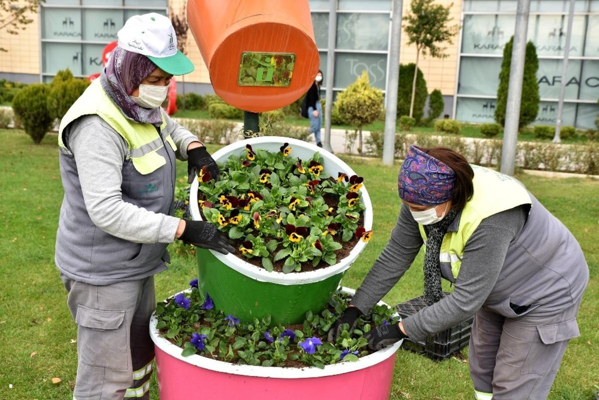 Tepebaşı &ccedil;i&ccedil;ekler ile g&uuml;zelleşiyor