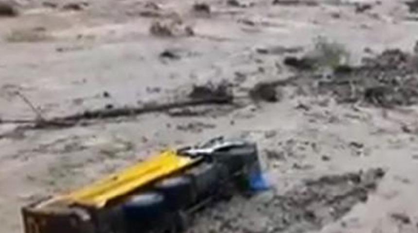 Giresun'da Mursal Deresi taştı! İş makineleri sel sularında sürüklendi