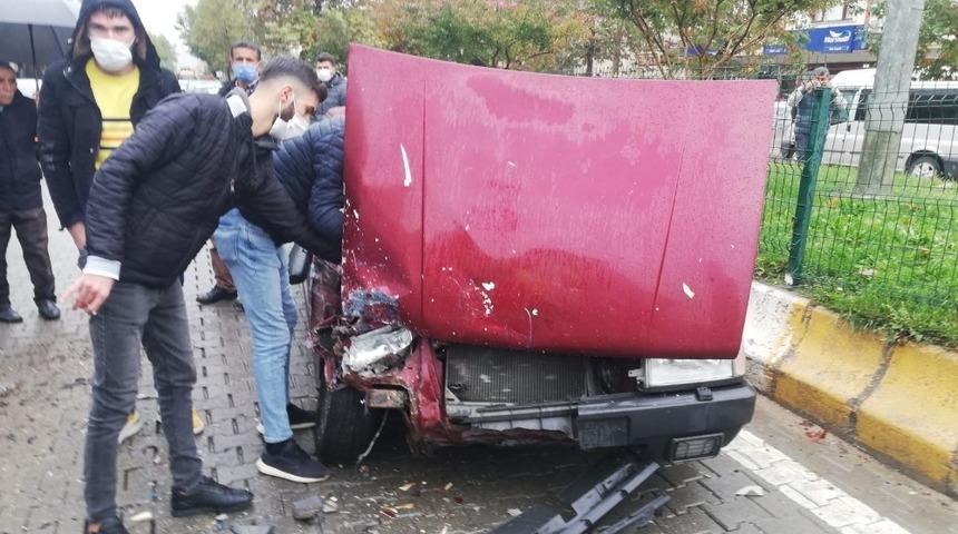 &Uuml;&ccedil; ara&ccedil; birbirine girdi