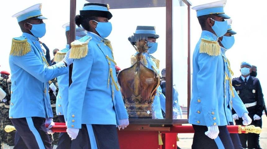 123 yıldır Fransa'da bulunan Kraliçe III. Ranavalonana'ya ait taç iade edildi