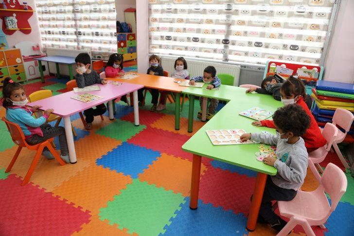 Minik öğrenciler kumbaralarındaki paraları depremzedelere gönderdi G3