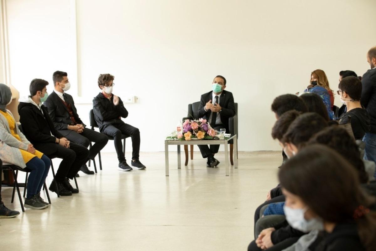 Başkan Vekili Aslan &ouml;ğrencilerle yemekte bir araya geldi