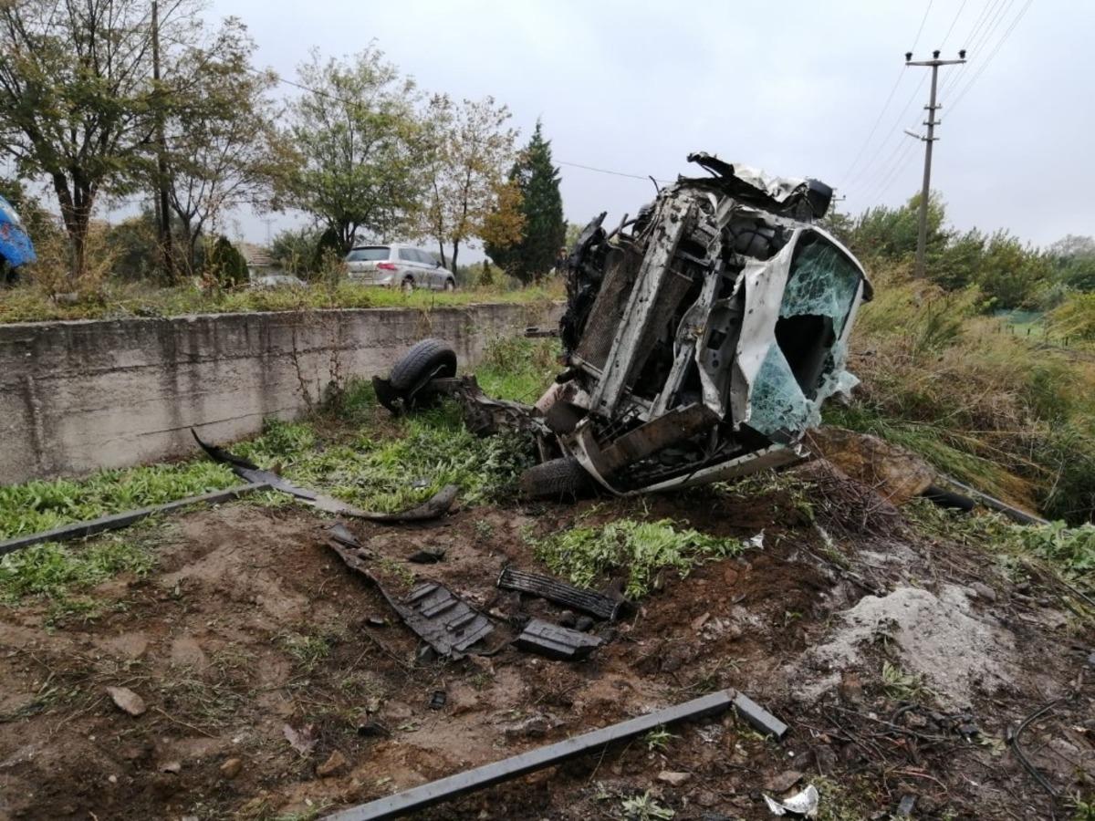 Direksiyon hakimiyetini kaybeden ara&ccedil; bah&ccedil;eye u&ccedil;tu