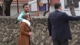 Aksaray'da korku dolu anlar! Annesini dövüp, bıçakla rehin aldı