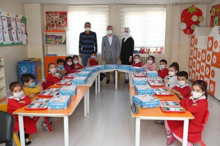 Şahinbey’de ilkokul öğrencilerine boyama seti hediyesi G2