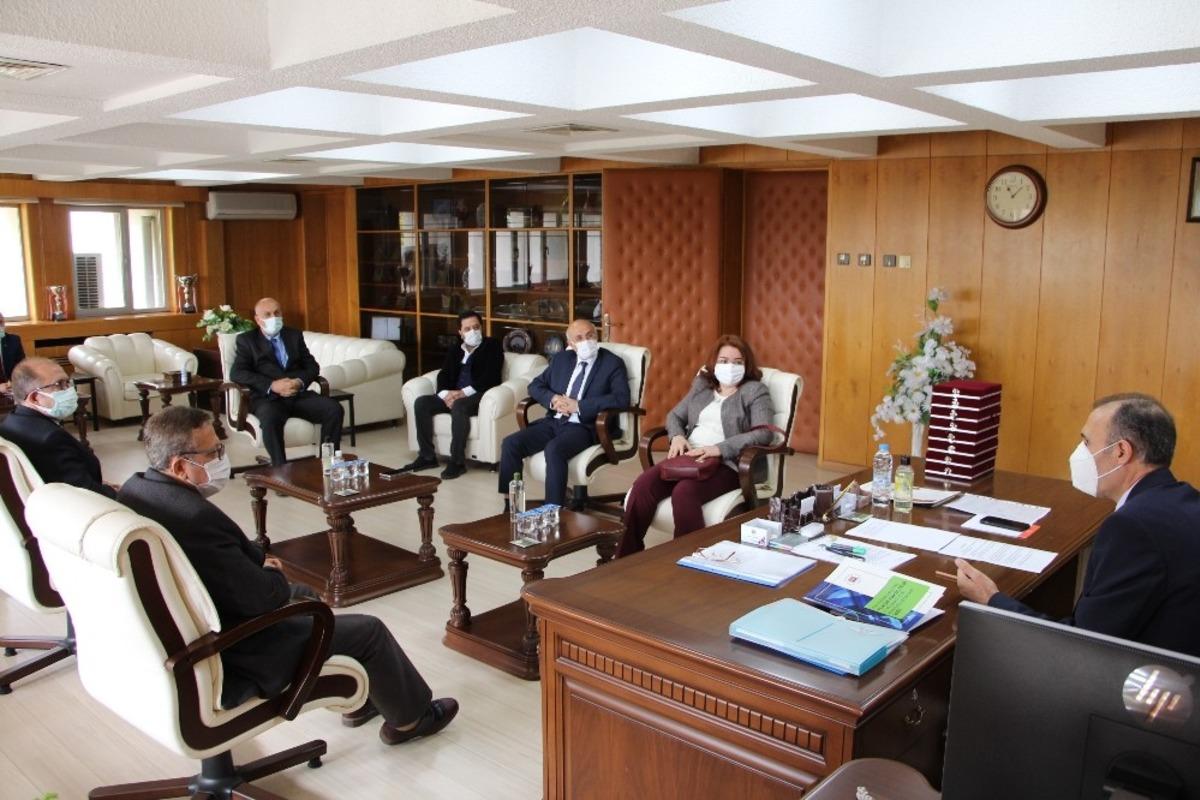 F&Uuml;&rsquo;de en etkili bilim insanlarına plaket verildi