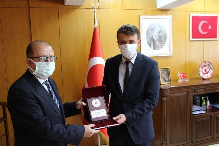 FÜ’de en etkili bilim insanlarına plaket verildi G2