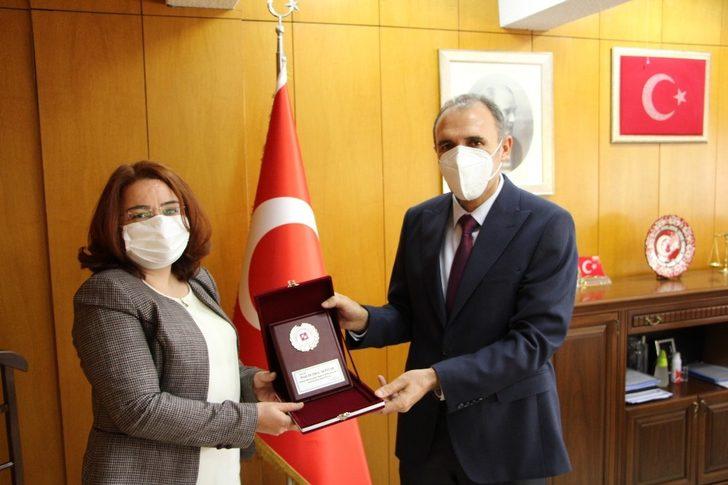 FÜ’de en etkili bilim insanlarına plaket verildi G4