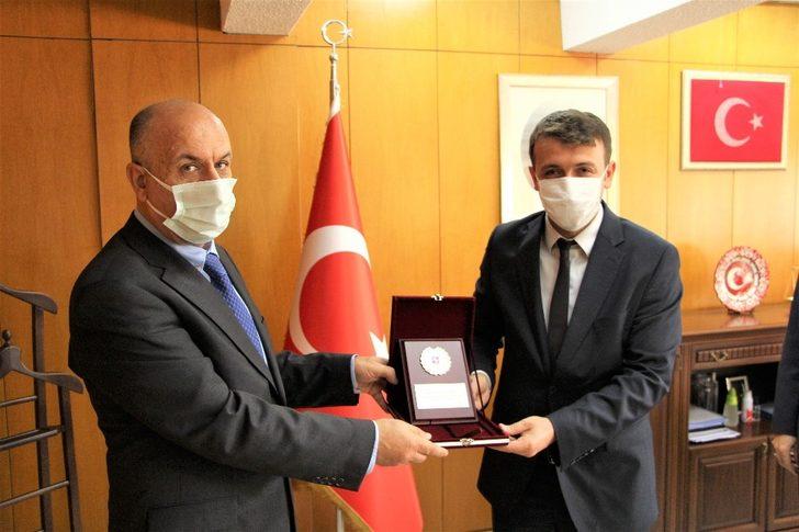 FÜ’de en etkili bilim insanlarına plaket verildi G5