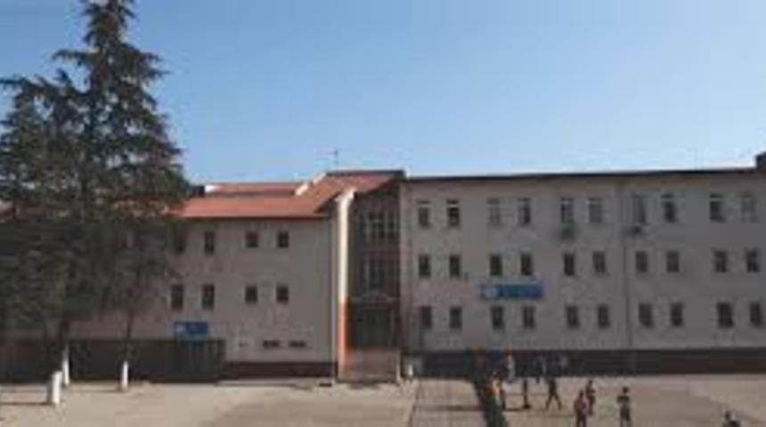 3. sınıfa giden oğlunun öğretmenine saldırdı!