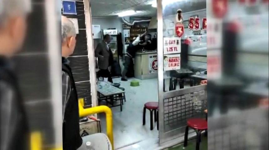 Yumruklarla birbirlerine girdiler! Ayırmak istedi ama...