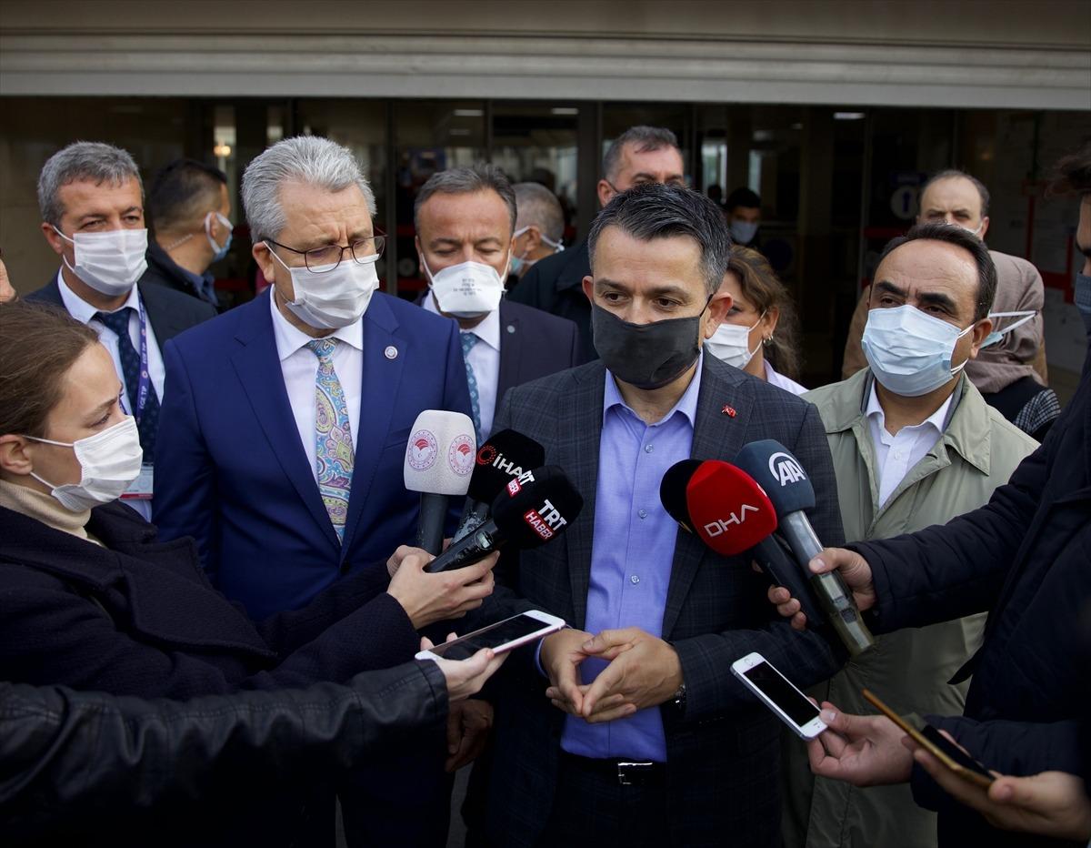 Bakan Bekir Pakdemirli, Ege &Uuml;niversitesi Hastanesindeki yaralıları ziyaret etti