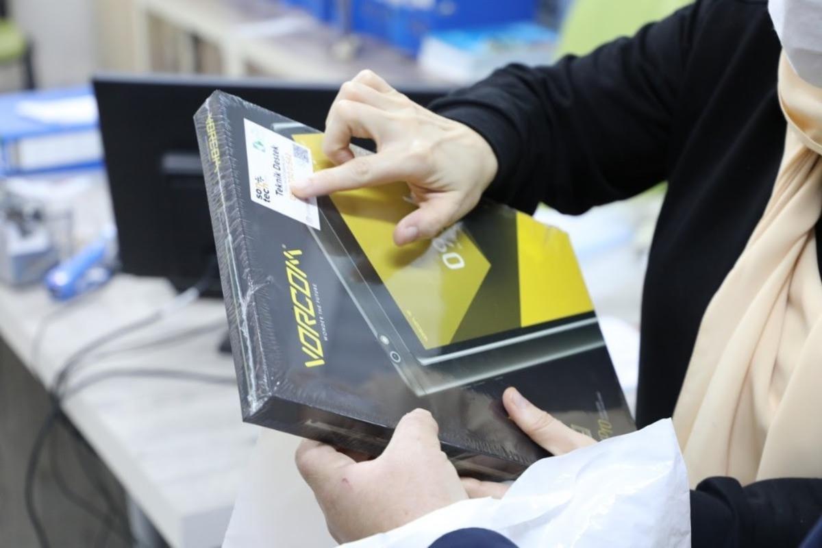 İzmit Belediyesinin eğitim desteğiyle &ouml;ğrenciler tabletlerine kavuştu