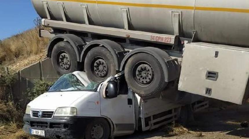 Adana'da inanılmaz görüntü! Kamyonetin üzerine düştü