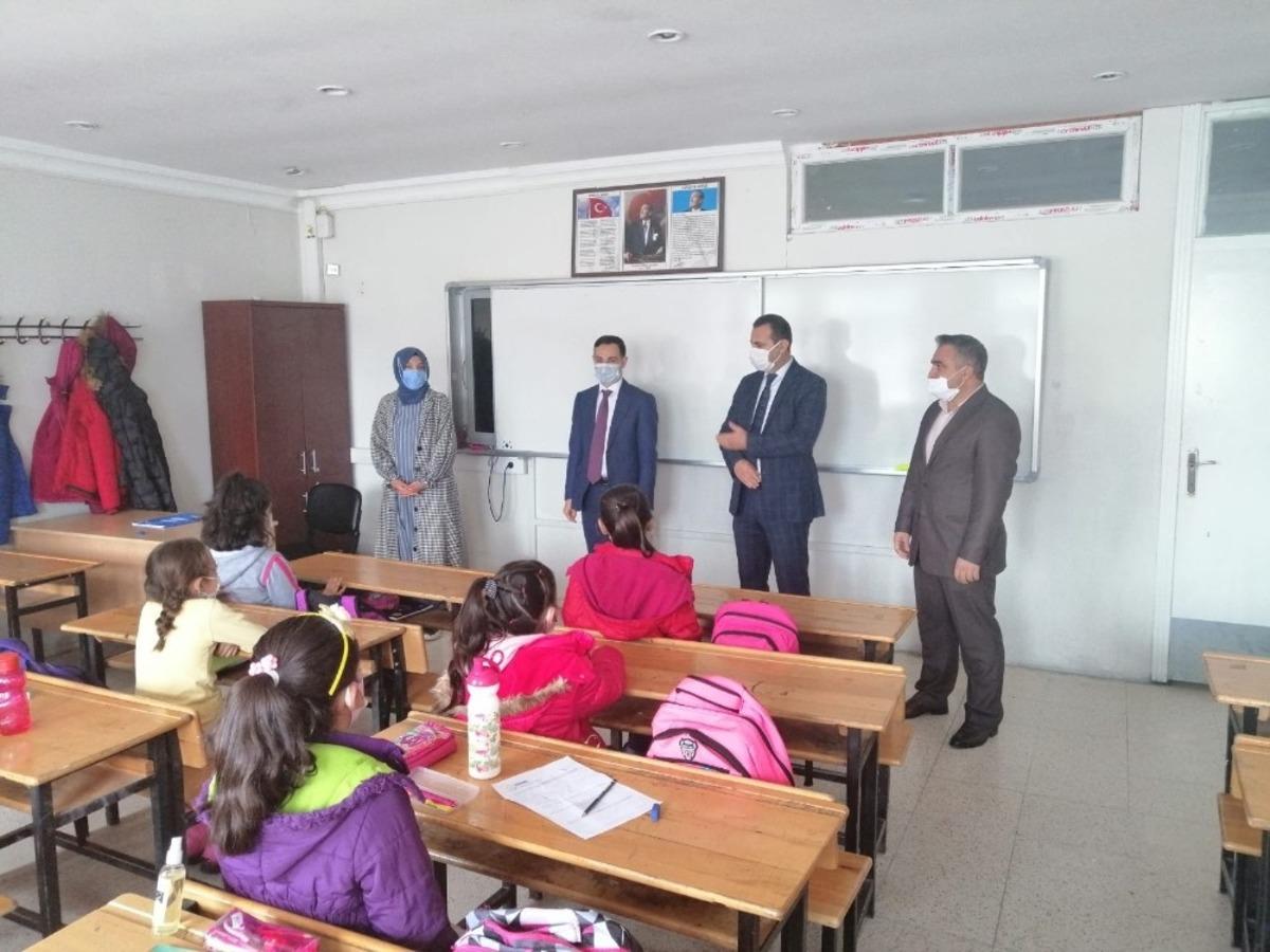Kaymakam Ko&ccedil; ve M&uuml;d&uuml;r Tun&ccedil;men okulları inceledi