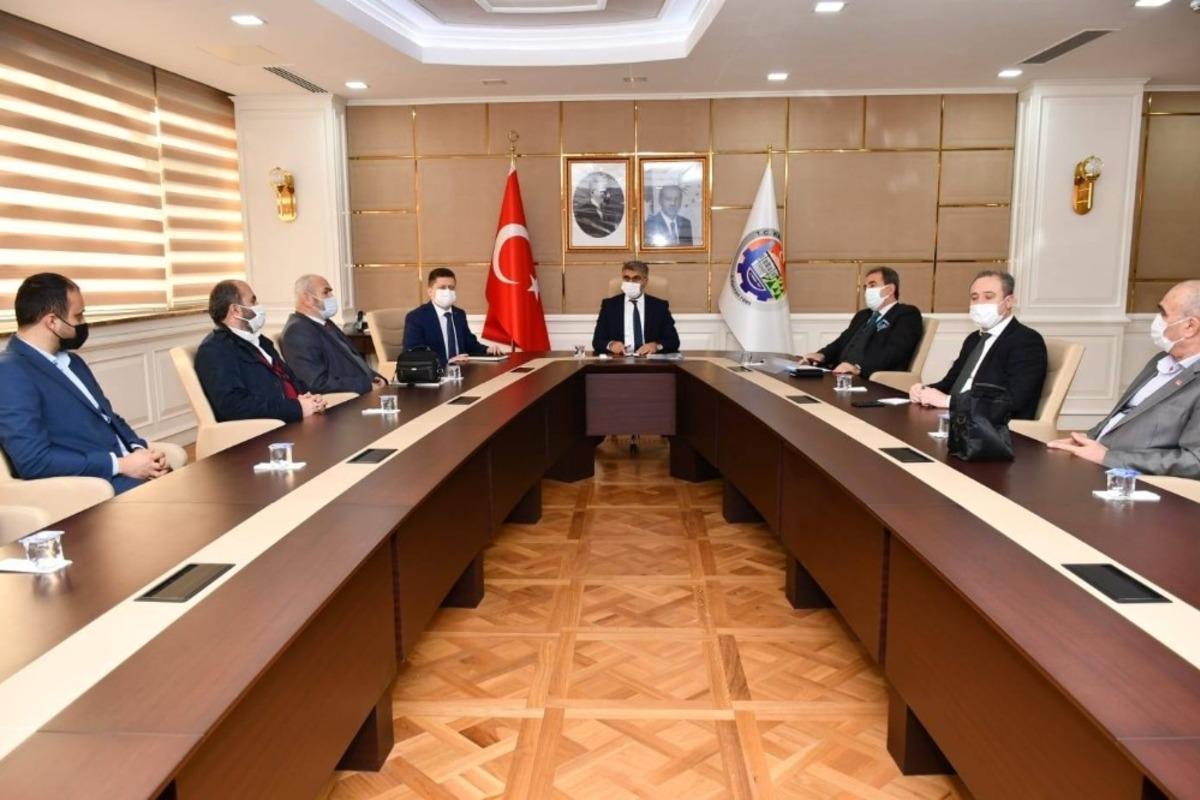 Vali G&uuml;rel site y&ouml;neticileri ile bir araya geldi