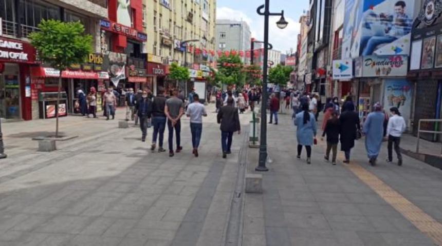 Karab&uuml;k'te Kemal G&uuml;neş Caddesi'nde sigara yasağı!