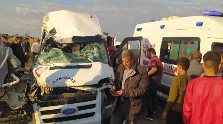 Şanlıurfa'nın Ak&ccedil;akale il&ccedil;esinde feci kaza! &Ouml;l&uuml; ve yaralılar var