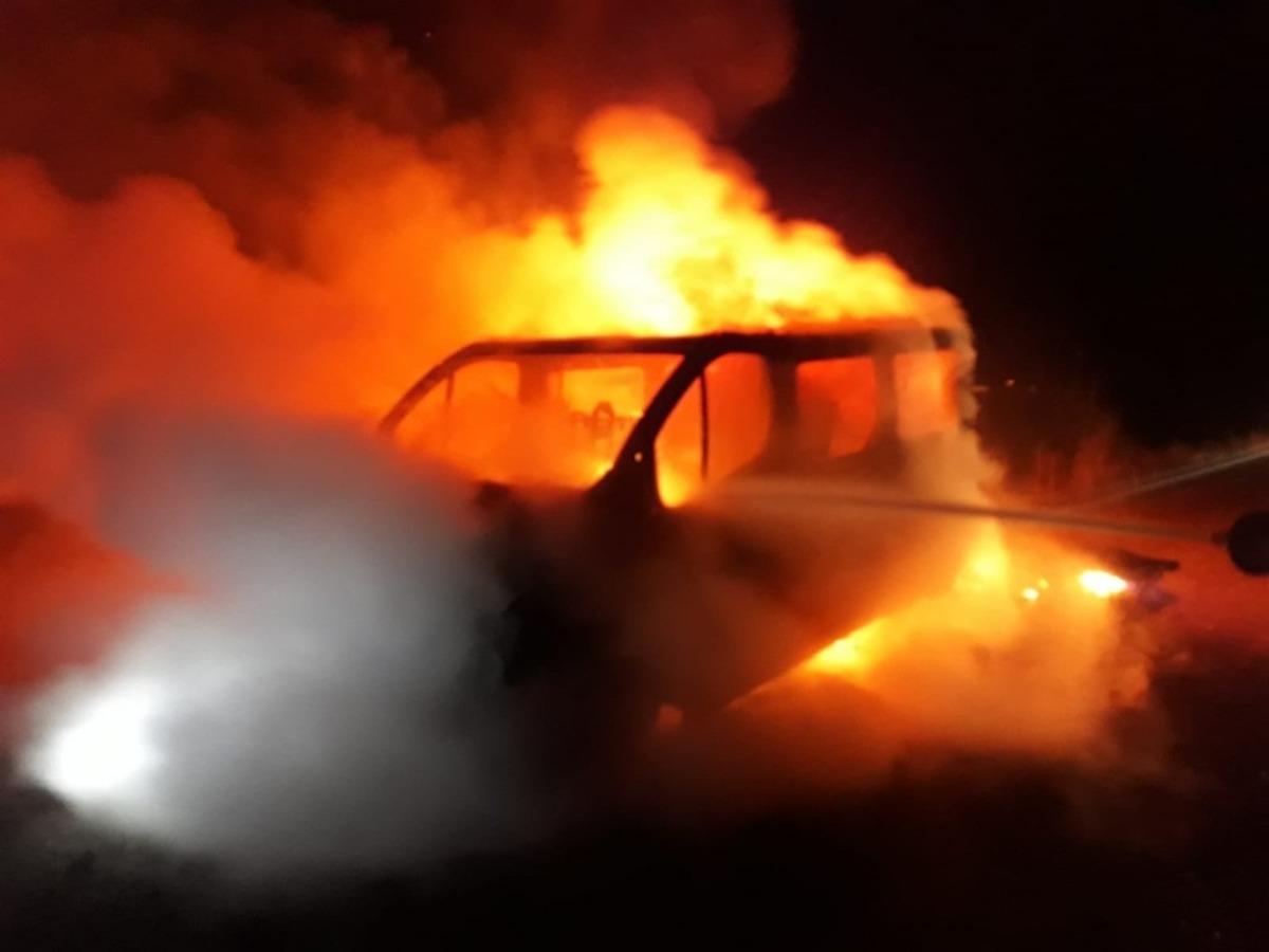 Seyir halindeki minib&uuml;s cayır cayır yandı