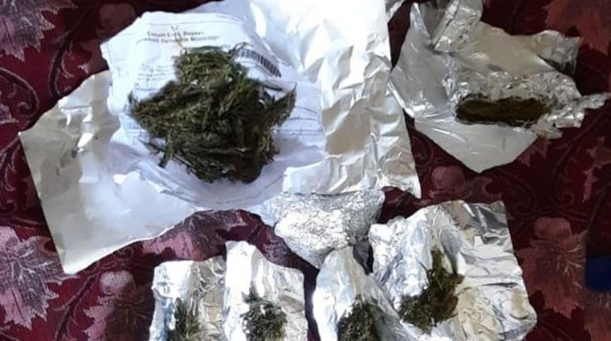 Korona vir&uuml;s&uuml; denetimi yapan polisten zehir tacirlerine su&ccedil;&uuml;st&uuml;