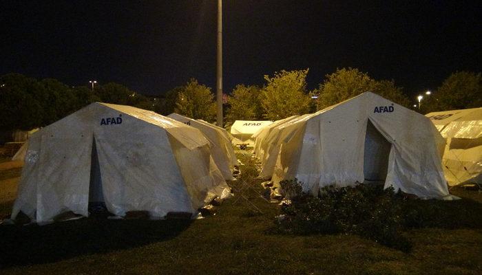 İzmir'de deprem sonrası çadır kentlerde yaşam sürüyor