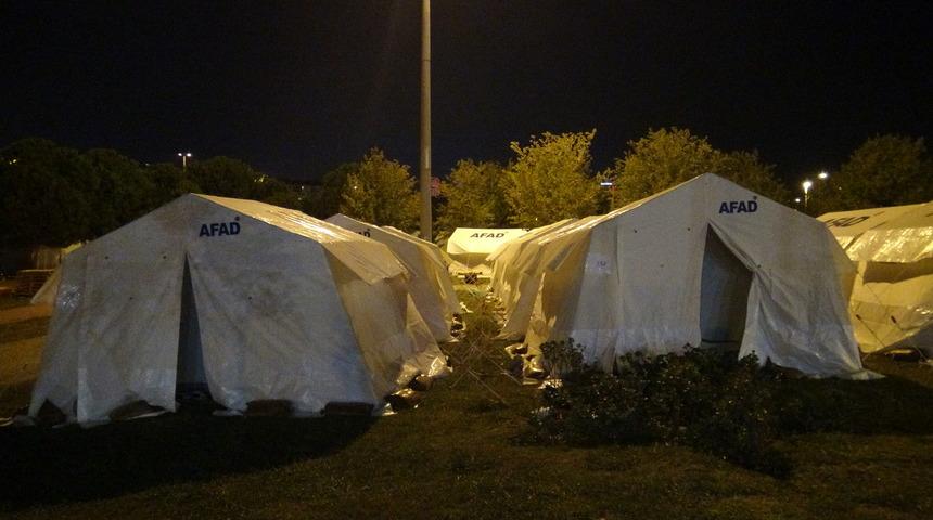 İzmir'de deprem sonrası çadır kentlerde yaşam sürüyor