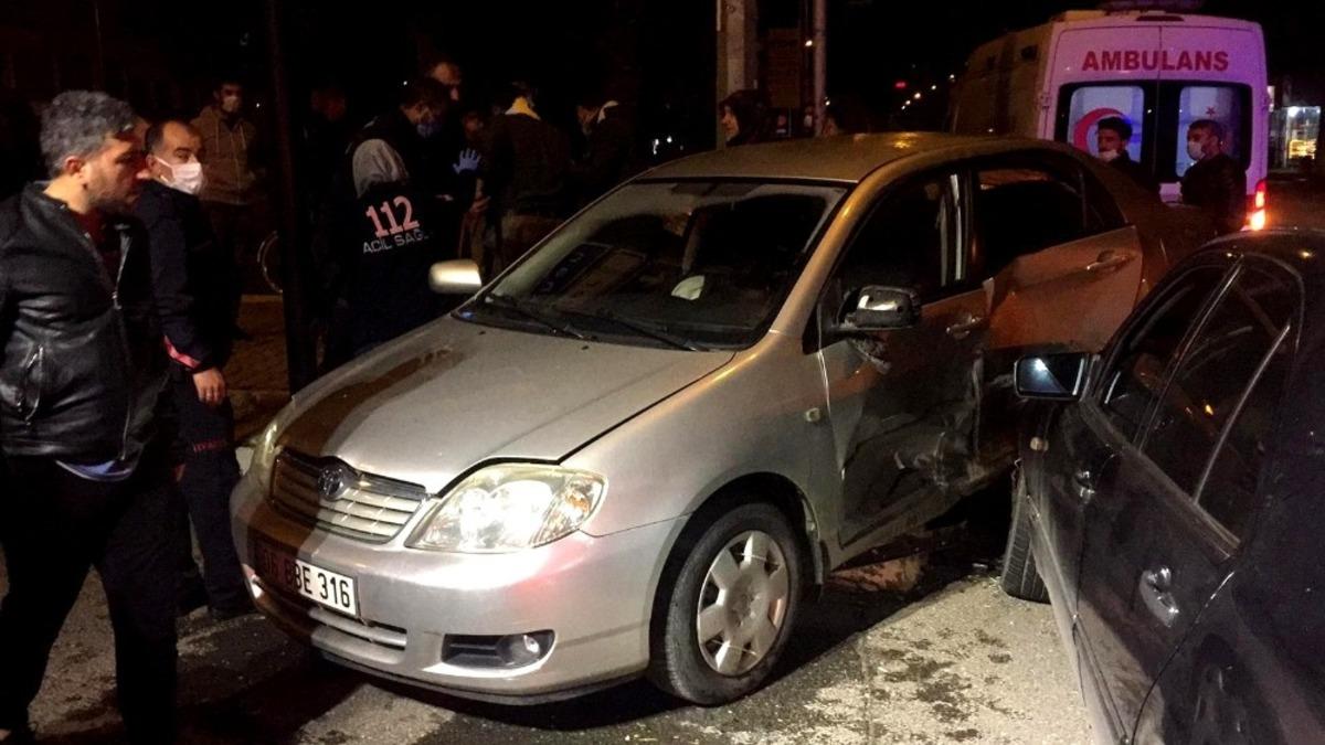 İki otomobil &ccedil;arpıştı: 3 Yaralı