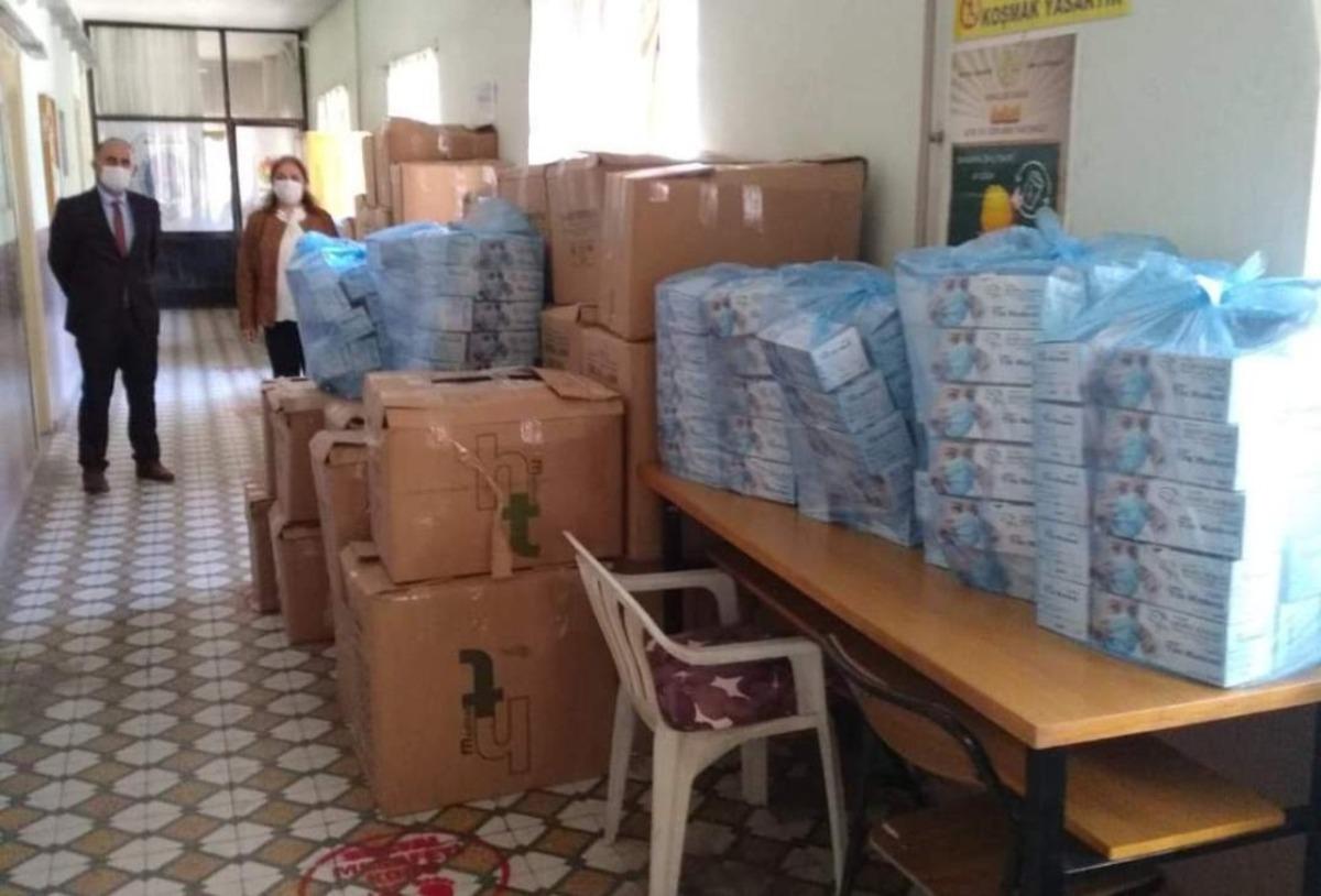 Meslek lisesinin &uuml;rettiği maskeler okullara dağıtıldı