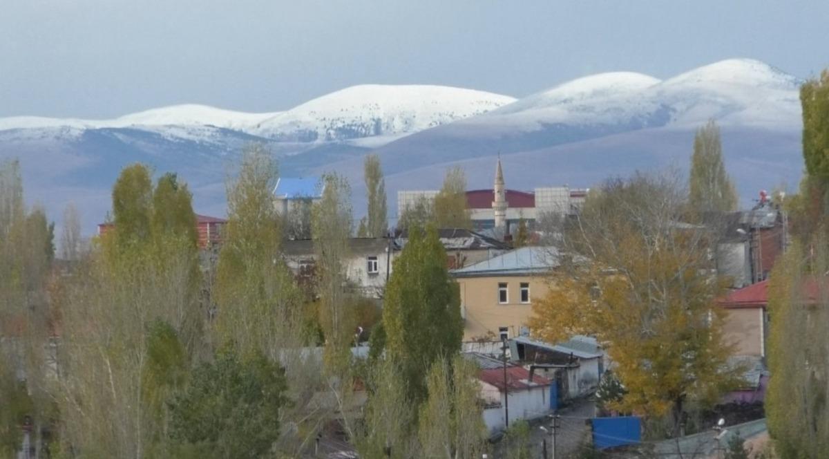 Kars&rsquo;ta dağlar beyaza b&uuml;r&uuml;nd&uuml;